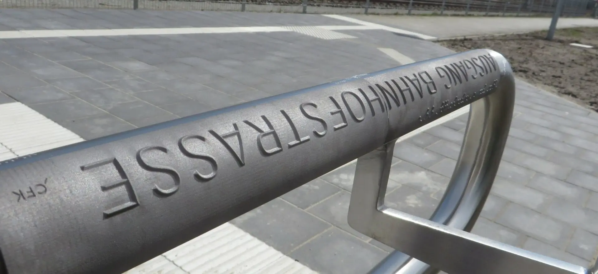 Handrail sign with braille.
Image courtesy: Deutsche Bahn